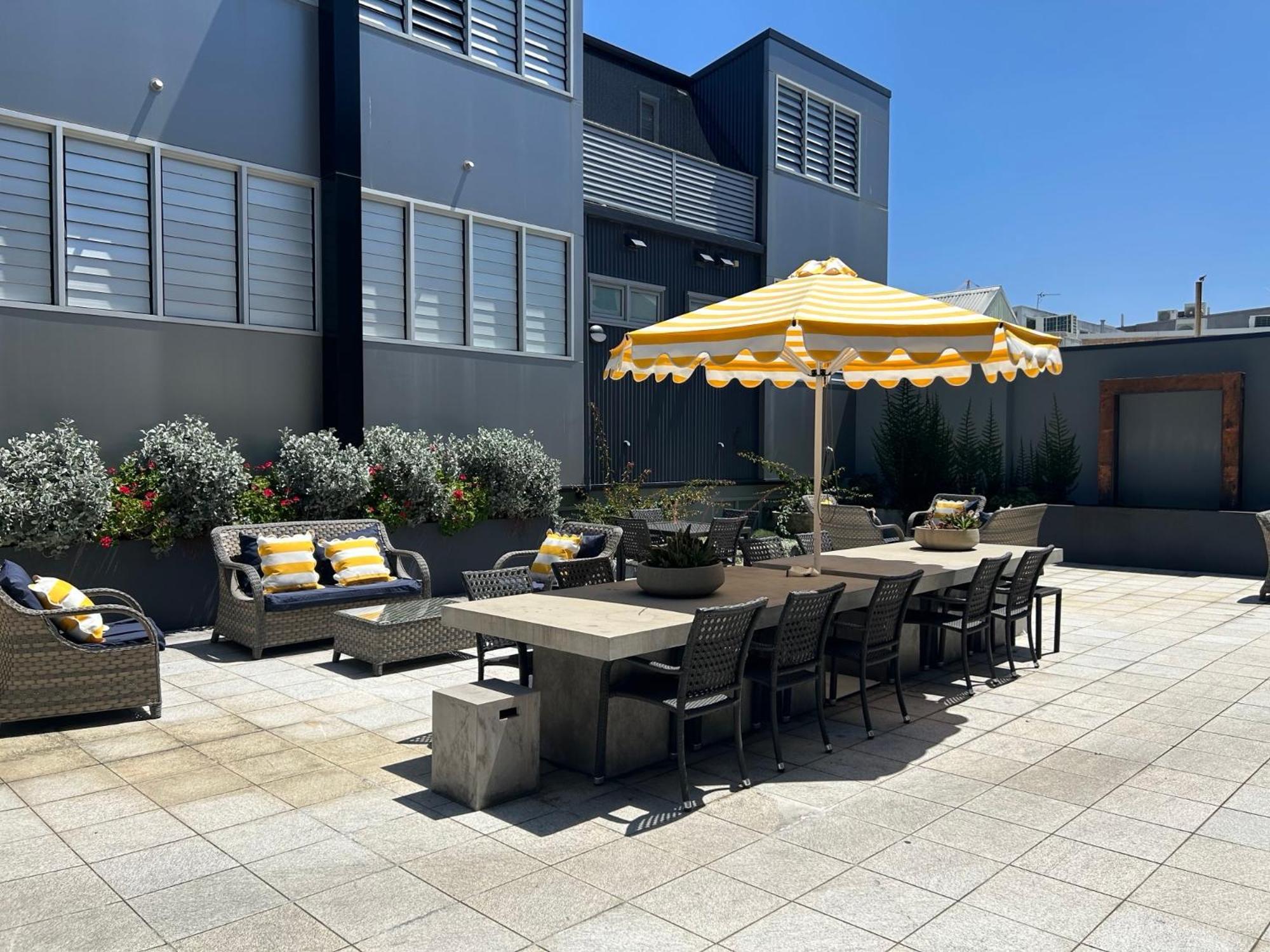 Crown On Darby Newcastle Aparthotel Bagian luar foto