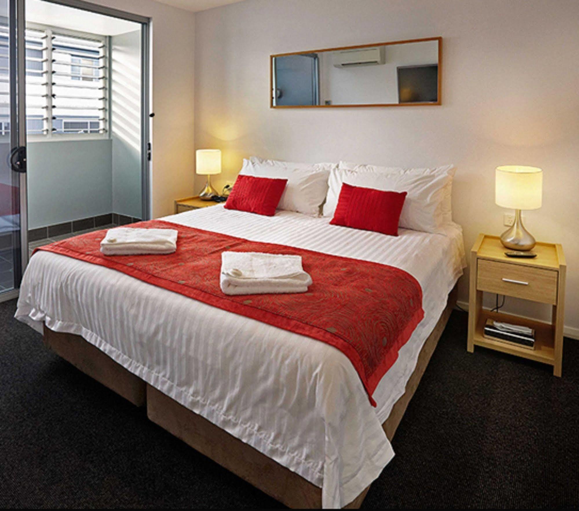 Crown On Darby Newcastle Aparthotel Bagian luar foto